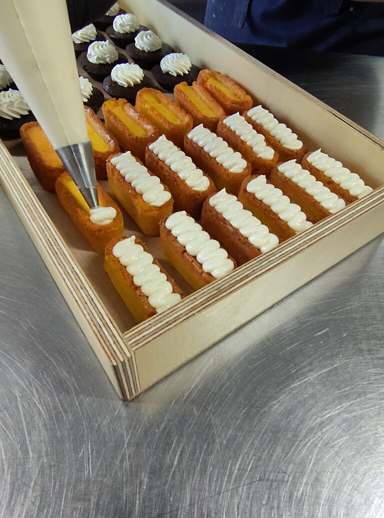 Chef de La Cuisine de Demain dressant des mignardises fait maison à la poche à douille à Strasbourg