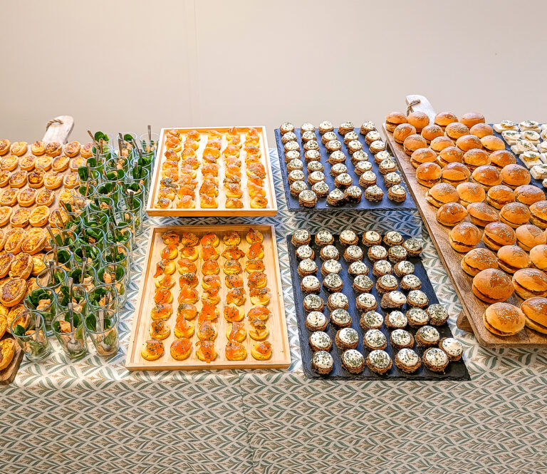 Buffet cocktail d'entreprise dressé par La Cuisine de Demain à Strasbourg : verrines, mini-burgers, mignardises salées sur planches bois