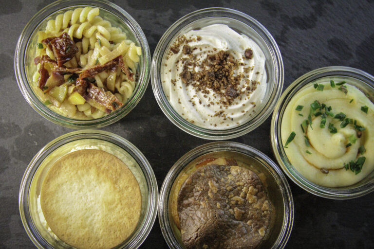 Buffet en bocaux d'entreprise à Strasbourg par La Cuisine de Demain : entrée, plat et dessert servis en verrines individuelles