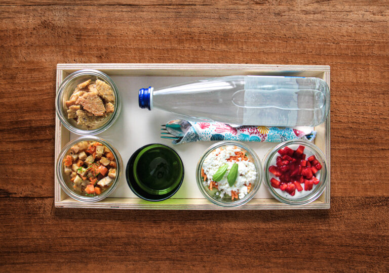 Plateau repas individuel La Cuisine de Demain en bocaux avec couverts et bouteille d'eau — solution clé en main pour événement d'entreprise responsable à Strasbourg