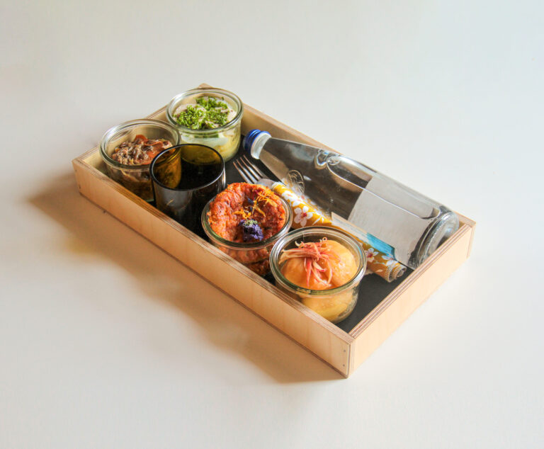 Plateau repas bio individuel La Cuisine de Demain en caisse bois : entrée, plat et dessert en bocaux avec couverts et boisson, livré à Strasbourg