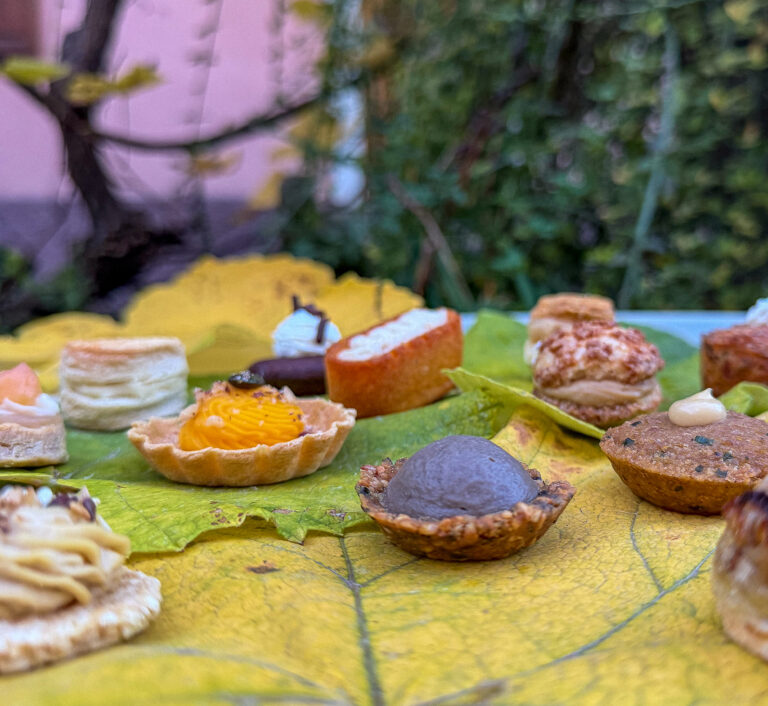 Mignardises sucrées de La Cuisine de Demain posées sur feuille naturelle en extérieur jardin — traduction concrète d'une démarche RSE en événementiel à Strasbourg