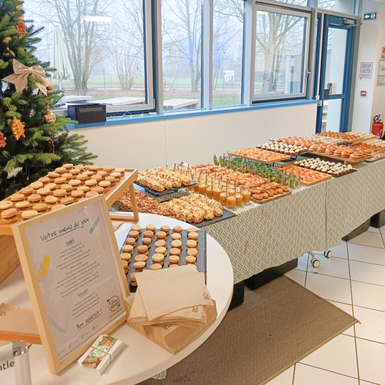 Buffet traiteur corporate à Strasbourg dressé par La Cuisine de Demain dans une salle d'entreprise, avec menu du jour