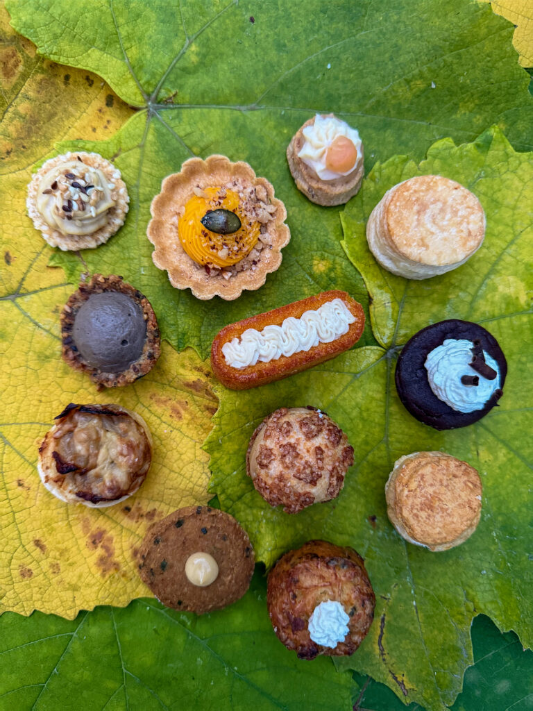 Mignardises maison de La Cuisine de Demain présentées sur une feuille de vigne naturelle — traiteur écoresponsable à Strasbourg