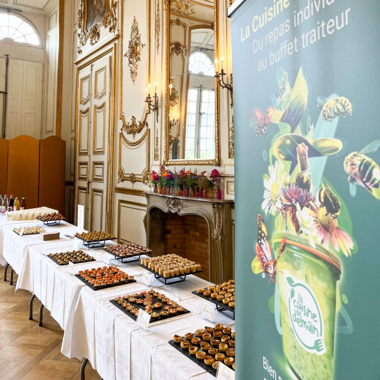 Buffet d'inauguration dressé par La Cuisine de Demain dans un salon historique à Strasbourg, kakémono LCDD à l'arrière-plan