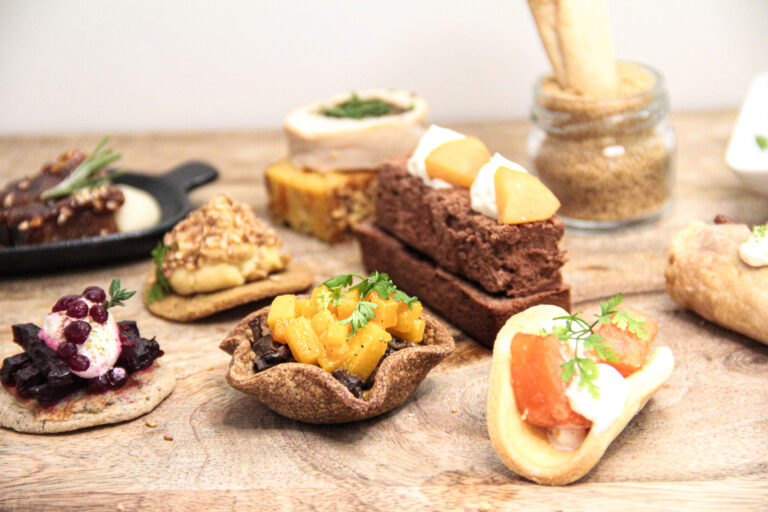 Assortiment de mignardises gourmet de La Cuisine de Demain : mousse chocolat, betterave grenade, tartelettes — illustration d'une cuisine locale faite maison à Strasbourg